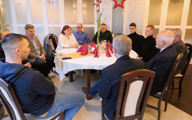 W spotkaniu z Januszem Korwin-Mikkem w jednej ze strzelińskich restauracji uczestniczyło kilkanaście osób W spotkaniu z Januszem Korwin-Mikkem w jednej ze strzelińskich restauracji uczestniczyło kilkanaście osób