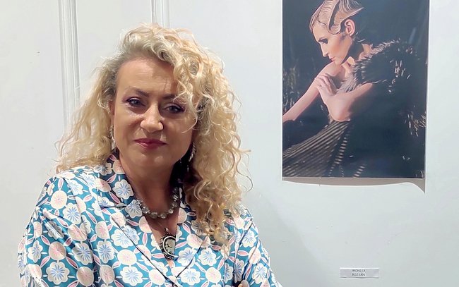Monika Bojsan, a obok jedna z jej plenerowych prac Monika Bojsan, a obok jedna z jej plenerowych prac