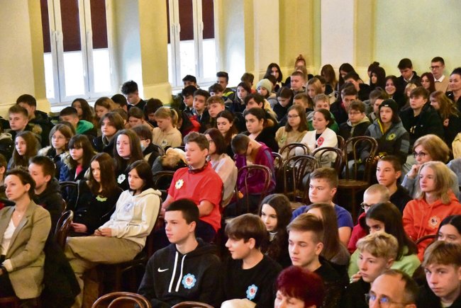 W zabytkowej auli liceum miały miejsce interesujące wykłady zaproszonych gości W zabytkowej auli liceum miały miejsce interesujące wykłady zaproszonych gości