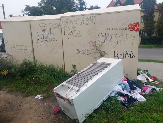 Obok kontenerów na ubrania PCK przy ulicy Brzegowej powstało dzikie mini-wysypisko śmieci Obok kontenerów na ubrania PCK przy ulicy Brzegowej powstało dzikie mini-wysypisko śmieci