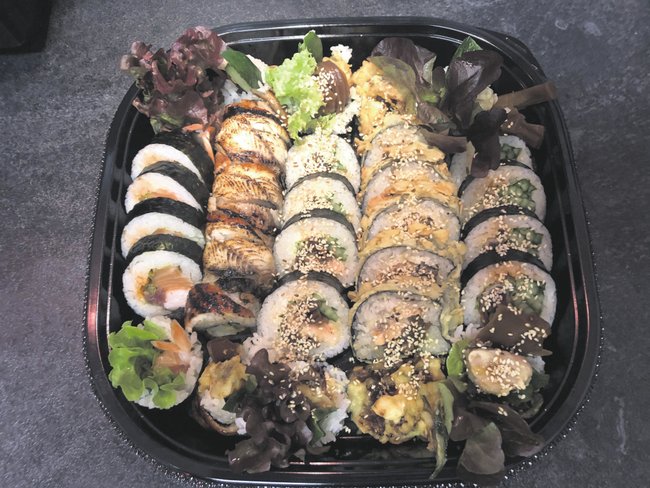 Zestaw, w którym znajduje się kilka rodzajów sushi Zestaw, w którym znajduje się kilka rodzajów sushi