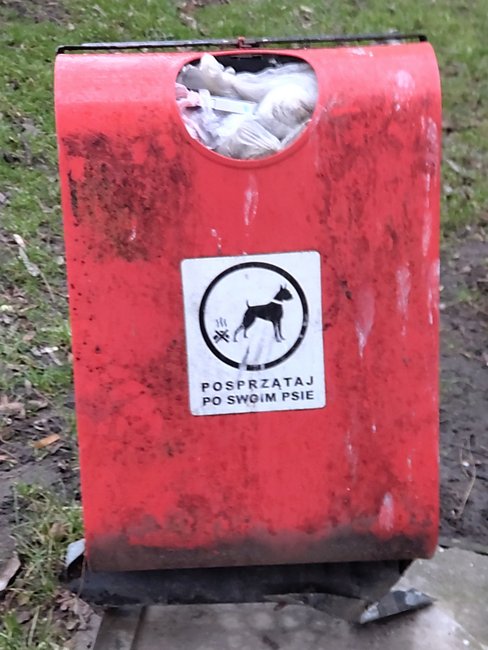 Kosz niby jest, ale od dawna nieopróżniany Kosz niby jest, ale od dawna nieopróżniany