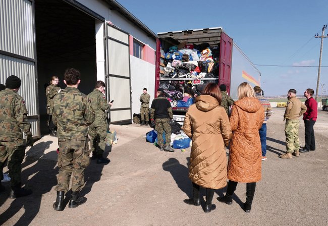 22-tonowa ciężarówka z darami dla uchodźców wojennych przyjechała do Karszowa