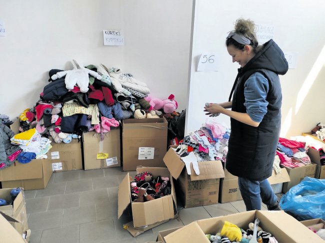 Wolontariusze dbają o to, aby wszystkie ubrania były opisane i posegregowane Wolontariusze dbają o to, aby wszystkie ubrania były opisane i posegregowane