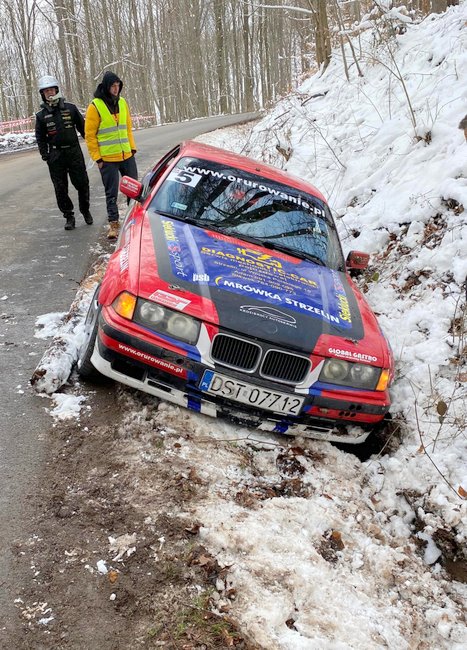 Auto strzelinian chwilę po wypadnięciu z feralnego zakrętu Auto strzelinian chwilę po wypadnięciu z feralnego zakrętu