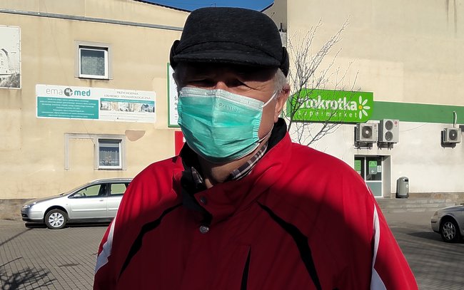 Pan Andrzej proponuje ustawić w mieście więcej koszy na smieci Pan Andrzej proponuje ustawić w mieście więcej koszy na smieci