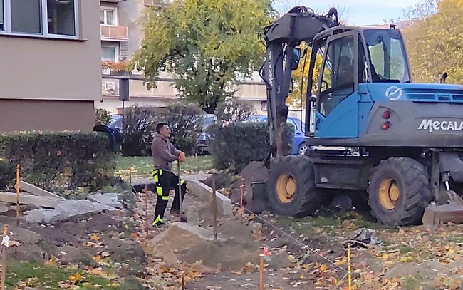Obok rotundy powstaje nowy chodnik Obok rotundy powstaje nowy chodnik