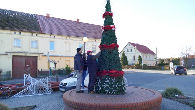 Nad przebiegiem prac czuwała Marlena Świderska, dyrektor Gminnego Ośrodka Kultury w Przewornie 