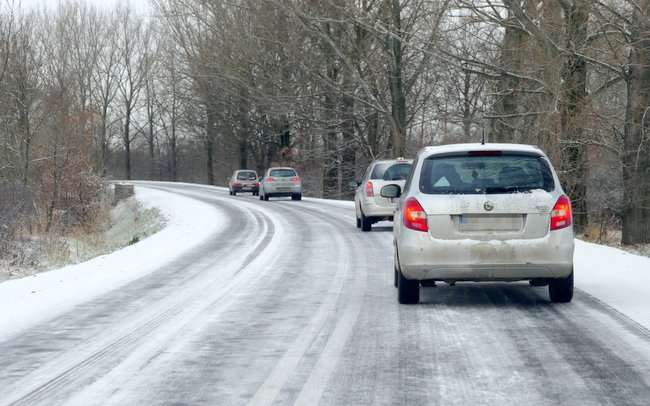 Dziś na drodze Strzelin – Jegłowa przed godziną 10 na jezdni była „szklanka”, a sznur aut toczył się z prędkością 20 km/h Dziś na drodze Strzelin – Jegłowa przed godziną 10 na jezdni była „szklanka”, a sznur aut toczył się z prędkością 20 km/h