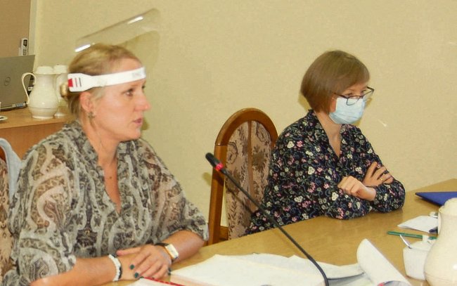 - Osobiście nie przeszkadza mi, że radni dokumentują swoją obecność na sesji - powiedziała przewodnicząca rady Magdalena Krupa (z lewej) - Osobiście nie przeszkadza mi, że radni dokumentują swoją obecność na sesji - powiedziała przewodnicząca rady Magdalena Krupa (z lewej)