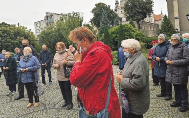 Wierni licznie zgromadzili się na modlitwie na placu przykościelnym przy pomniku św. Jana Pawła II Wierni licznie zgromadzili się na modlitwie na placu przykościelnym przy pomniku św. Jana Pawła II
