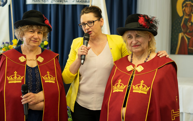 Życzenia od starosty strzelińskiej (w środku). Obok Małgorzata de Haan (po lewej) i Krystyna Kobel-Buys. Foto: St. św. Celestyna 