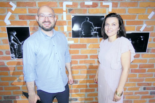 Elementem projekcji była towarzysząca wydarzeniu wystawa zdjęć z przygotowań teledysku autorstwa Agaty Ziółkowskiej - Woźny. Na zdjęciu z mężem Witkiem Elementem projekcji była towarzysząca wydarzeniu wystawa zdjęć z przygotowań teledysku autorstwa Agaty Ziółkowskiej - Woźny. Na zdjęciu z mężem Witkiem