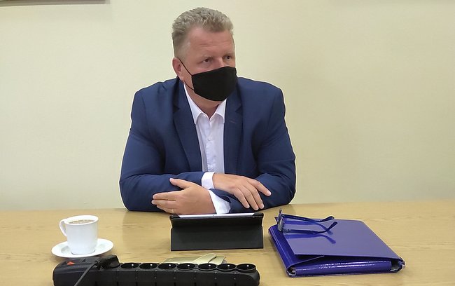 Po długiej wymianie zdań ostatecznie przystąpiono do tajnego głosowania nad projektem uchwały dotyczącym powołania etatowego członka zarządu. Za było 9 radnych, przeciw 8. Tym samym radny Artur Gulczyńskie będzie zatrudniony jako etatowy członek zarządu powiatu Po długiej wymianie zdań ostatecznie przystąpiono do tajnego głosowania nad projektem uchwały dotyczącym powołania etatowego członka zarządu. Za było 9 radnych, przeciw 8. Tym samym radny Artur Gulczyńskie będzie zatrudniony jako etatowy członek zarządu powiatu