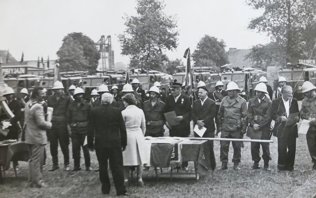 Na fotografii strażacy z jednostek OSP gminy Przeworno. Drugi od prawej Jan Zacierka, jeden z pierwszych strażaków z Przeworna. 1978r. Foto: archiwum Jan Madej 