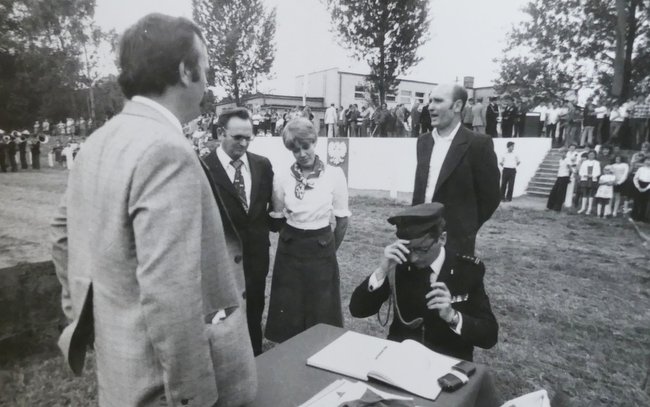 Zdjęcia pochodzą z uroczystości wręczenia sztandaru dla OSP Przeworno. Rok 1978.  Foto: archiwum Jan Madej