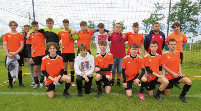 Juniorzy młodsi klubu FMS-Feniks Strzelin wywalczyli awans Juniorzy młodsi klubu FMS-Feniks Strzelin wywalczyli awans