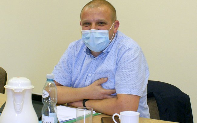 Mariusz Majewski, radny i członek zarządu powiatu krótko odwołał się do słów przedmówców i zacytował słowa z książki pt. „W pustyni i w puszczy”: – Jeśli ktoś Kalemu zabrać krowy, to jest zły uczynek. Dobry, to jak Kali zabrać komuś krowy Mariusz Majewski, radny i członek zarządu powiatu krótko odwołał się do słów przedmówców i zacytował słowa z książki pt. „W pustyni i w puszczy”: – Jeśli ktoś Kalemu zabrać krowy, to jest zły uczynek. Dobry, to jak Kali zabrać komuś krowy