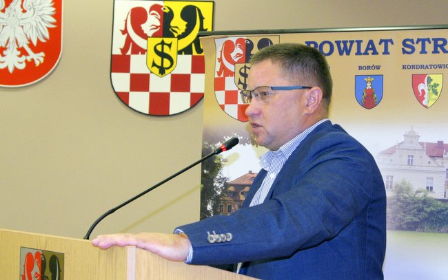 Radny Marek Warcholiński mówił o korupcji politycznej, o czym pisaliśmy w pierwszej części relacji z obrad Rady Powiatu Strzelińskiego Radny Marek Warcholiński mówił o korupcji politycznej, o czym pisaliśmy w pierwszej części relacji z obrad Rady Powiatu Strzelińskiego