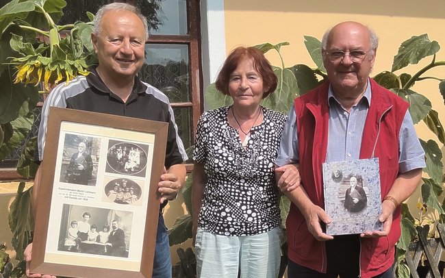 Spotkanie w Dębnikach. Od prawej: Dietrich Smolla z żoną Elke i Zbigniew Kazimierowicz, strzeliński regionalista Spotkanie w Dębnikach. Od prawej: Dietrich Smolla z żoną Elke i Zbigniew Kazimierowicz, strzeliński regionalista