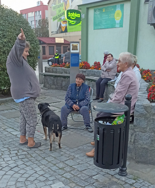 Ewakuowani starsi ludzie czekali w bezpiecznych strefach na chodnikach. Na zdjęciu ewakuowani z ul. Kościuszki Ewakuowani starsi ludzie czekali w bezpiecznych strefach na chodnikach. Na zdjęciu ewakuowani z ul. Kościuszki