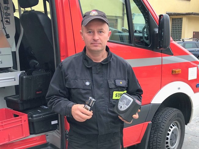 - Czujnik dymu nie jest drogi, jego montaż jest prosty, a może nam uratować życie – uważa Grzegorz Banaś - Czujnik dymu nie jest drogi, jego montaż jest prosty, a może nam uratować życie – uważa Grzegorz Banaś
