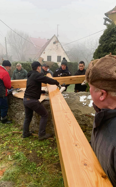 Mieszkańcy Romanowa i Dobroszowa pomagali przy postawieniu nowego krzyża