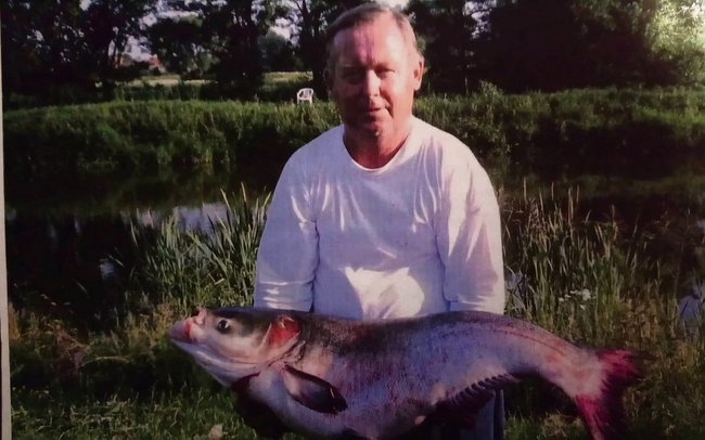 Jan Karpiński na archiwalnym zdjęciu pani Justyny z okazem ryby, jakich w tym stawie jest więcej