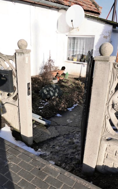 W niektórych miejscach aż kilkadziesiąt centymetrów dzieli nowy krawężnik od wejścia na posesję W niektórych miejscach aż kilkadziesiąt centymetrów dzieli nowy krawężnik od wejścia na posesję
