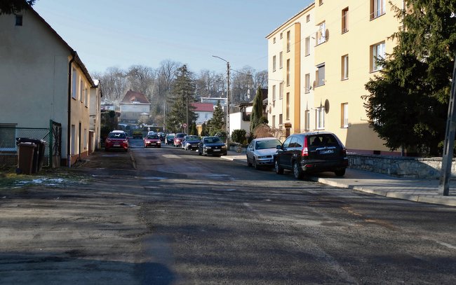 Mężczyzna stał na dachu budynku mieszkalnego przy ulicy Polnej w Strzelinie  i groził, że z niego skoczy