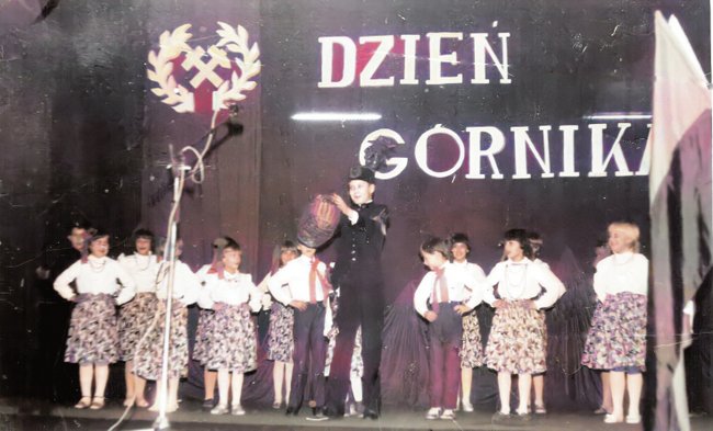Dzień Górnika w wersji kolorowej jest dziełem Kazimierza Dłutowskiego. Foto: arch. Zb. Kazimierowicz Dzień Górnika w wersji kolorowej jest dziełem Kazimierza Dłutowskiego. Foto: arch. Zb. Kazimierowicz
