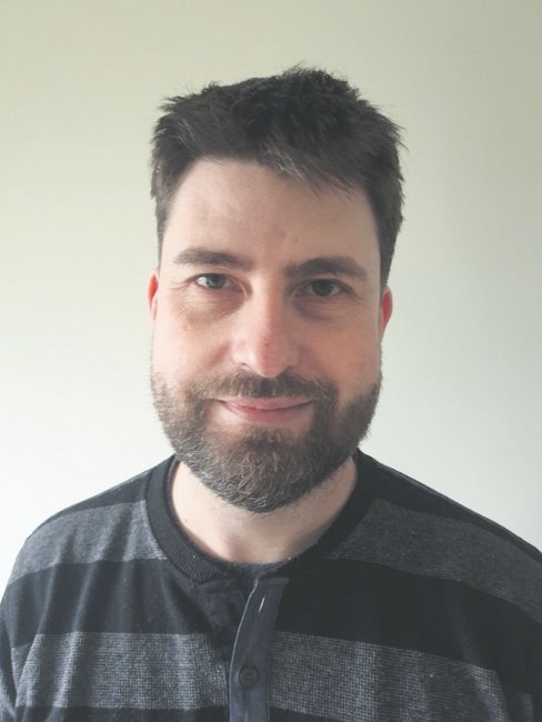 Grzegorz Gogolewski, doktor nauk medycznych, specjalista chorób wewnętrznych i medycyny ratunkowej. Lekarz Szpitalnego Oddziału Ratunkowego Uniwersyteckiego Szpitala Klinicznego we Wrocławiu oraz zespołu wyjazdowego „S” Pogotowia Ratunkowego we Wrocławiu. Adiunkt Kliniki Medycyny Ratunkowej Uniwersytetu Medycznego im. Piastów Śląskich we Wrocławiu. Grzegorz Gogolewski, doktor nauk medycznych, specjalista chorób wewnętrznych i medycyny ratunkowej. Lekarz Szpitalnego Oddziału Ratunkowego Uniwersyteckiego Szpitala Klinicznego we Wrocławiu oraz zespołu wyjazdowego „S” Pogotowia Ratunkowego we Wrocławiu. Adiunkt Kliniki Medycyny Ratunkowej Uniwersytetu Medycznego im. Piastów Śląskich we Wrocławiu.