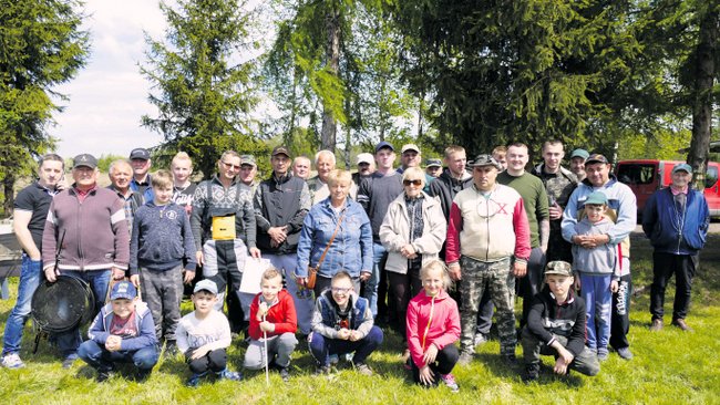 Koło Wędkarskie Gromnik w Przewornie działa bardzo prężnie. W ciągu roku organizowanych jest wiele zawodów, w których biorą udział dorośli i dzieci. Na zdjęciu uczestnicy zawodów wędkarskich, które odbyły się 1 maja 2020r. w Głowaczowie. Foto: archiwum „Słowa”