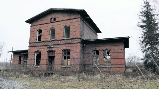 Dawna stacja PKP w Jegłowej jest rujnowana. W ostatnich dniach ktoś zdemontował i ukradł część kamiennych schodów, a wcześniej okna z futrynami