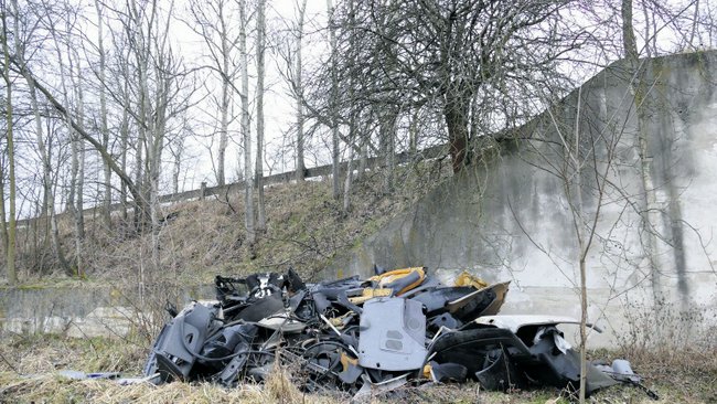 Przy rampie nieznany sprawca wyrzucił części samochodowe z rozbiórki