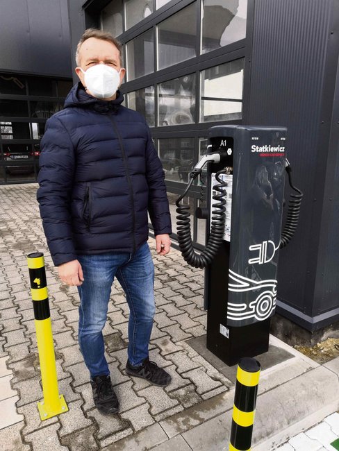 Bogdan Statkiewicz obok pierwszej w powiecie stacji ładowania aut elektrycznych