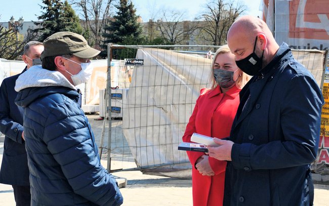 Dariusz Stępień, dyrektor Strzelińskiego Ośrodka Kultury, przekazał prezydentowi Wrocławia (z prawej) książkę pt. „Ulice dawnego Strzelina” P. Rozenka	