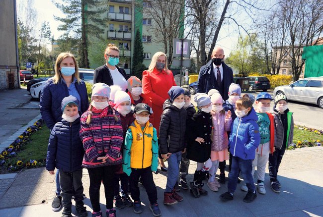 Podczas spaceru po Strzelinie burmistrz Dorota Pawnuk, starosta Anna Horodyska oraz prezydent Wrocławia Jacek Sutryk spotkali „zerówkowiczów” ze Szkoły Podstawowej nr 3. Foto: UMiG Strzelin