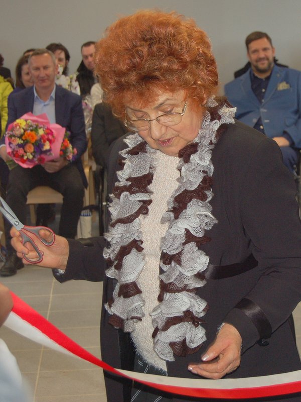 Anna Kobel tuż przed przecięciem wstęgi Anna Kobel tuż przed przecięciem wstęgi