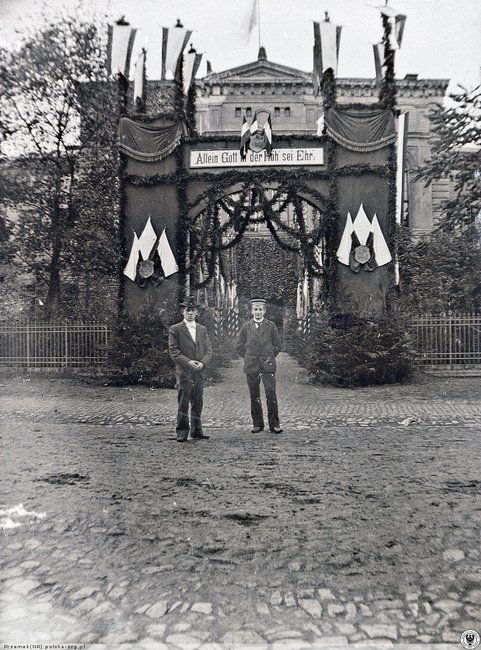 25-lecie Królewskiego Gimnazjum w Strzelinie  – 21 października 1898 r. W głębi budynek dzisiejszego LO. Foto. Przemek (nr) Polska.org.pl