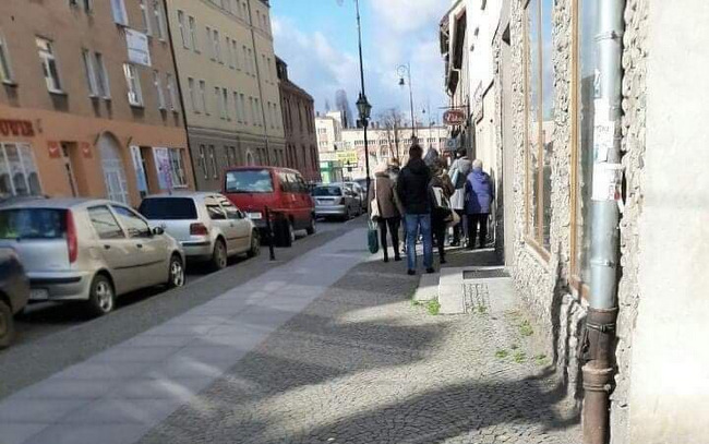 Strzelin ul. Kościuszki. Do sklepu wpuszczano po kilka osób, pozostali czekali na zewnątrz. Foto: Czytelnik Strzelin ul. Kościuszki. Do sklepu wpuszczano po kilka osób, pozostali czekali na zewnątrz. Foto: Czytelnik