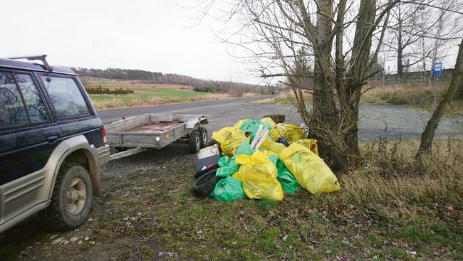 Zebrane śmieci zwieziono na plac po byłym przystanku przy ul. Lipowej Zebrane śmieci zwieziono na plac po byłym przystanku przy ul. Lipowej