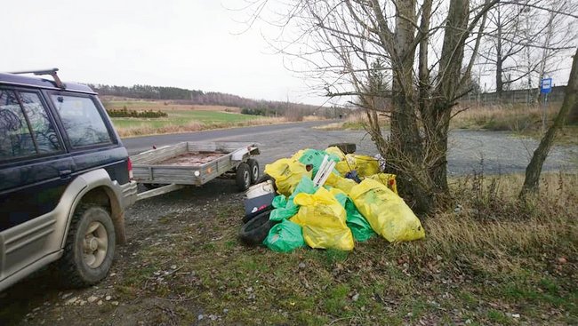 Zebrane śmieci zwieziono na plac po byłym przystanku przy ul. Lipowej