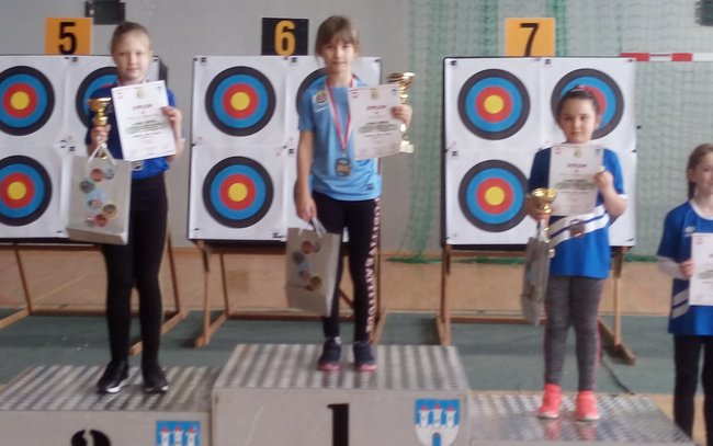 Patrycja Rogowska (po lewej) z pucharem za drugie miejsce Patrycja Rogowska (po lewej) z pucharem za drugie miejsce