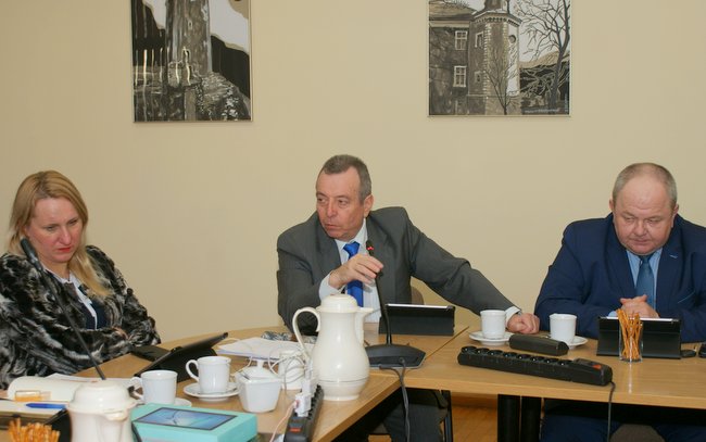 Korononawirusa nie można lekceważyć. Na zdjęciu od lewej Magdalena Krupa, Zbigniew Michułka i Mariusz Michułka Korononawirusa nie można lekceważyć. Na zdjęciu od lewej Magdalena Krupa, Zbigniew Michułka i Mariusz Michułka
