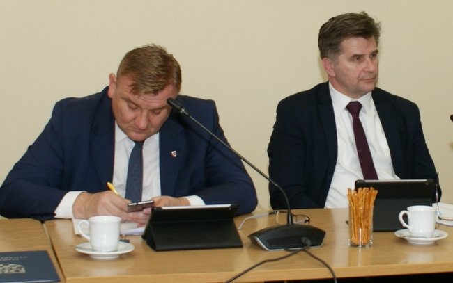 Starosta Marek Czerwiński, po lewej, i Aleksander Ziółkowski, wicestarosta, na sesji rady powiatu Starosta Marek Czerwiński, po lewej, i Aleksander Ziółkowski, wicestarosta, na sesji rady powiatu