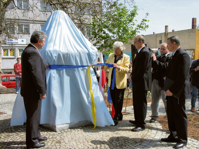 Odsłonięcie pomnika Paula Ehrlicha w Strzelinie. Pierwszy z prawej Ryszard Horżaniecki, trzeci – Jerzy Matusiak, obok Barbara Bäbel-Gräsner (z niemieckiego Herne), a po lewej ówczesny starosta Aleksander Bek. Foto: Zb. Kazimierowicz