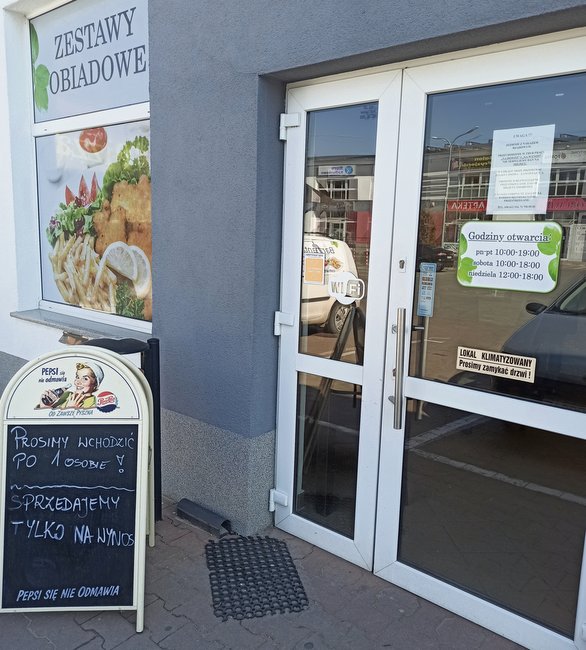 Lokale gastronomiczne muszą się dostosować do zaleceń rządu. Sprzedają tylko dania na wynos i z dowozem Lokale gastronomiczne muszą się dostosować do zaleceń rządu. Sprzedają tylko dania na wynos i z dowozem