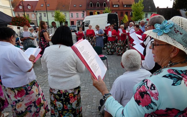 Klimat festiwalu była tak przyjemny, że miłośnicy muzyki po zakończeniu programu festiwalu zostali, by nadal śpiewać Klimat festiwalu była tak przyjemny, że miłośnicy muzyki po zakończeniu programu festiwalu zostali, by nadal śpiewać