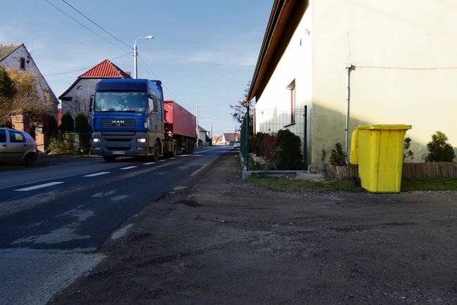 Z powodu braku chodnika, przejeżdżające tiry stanowią zagrożenie dla pieszych